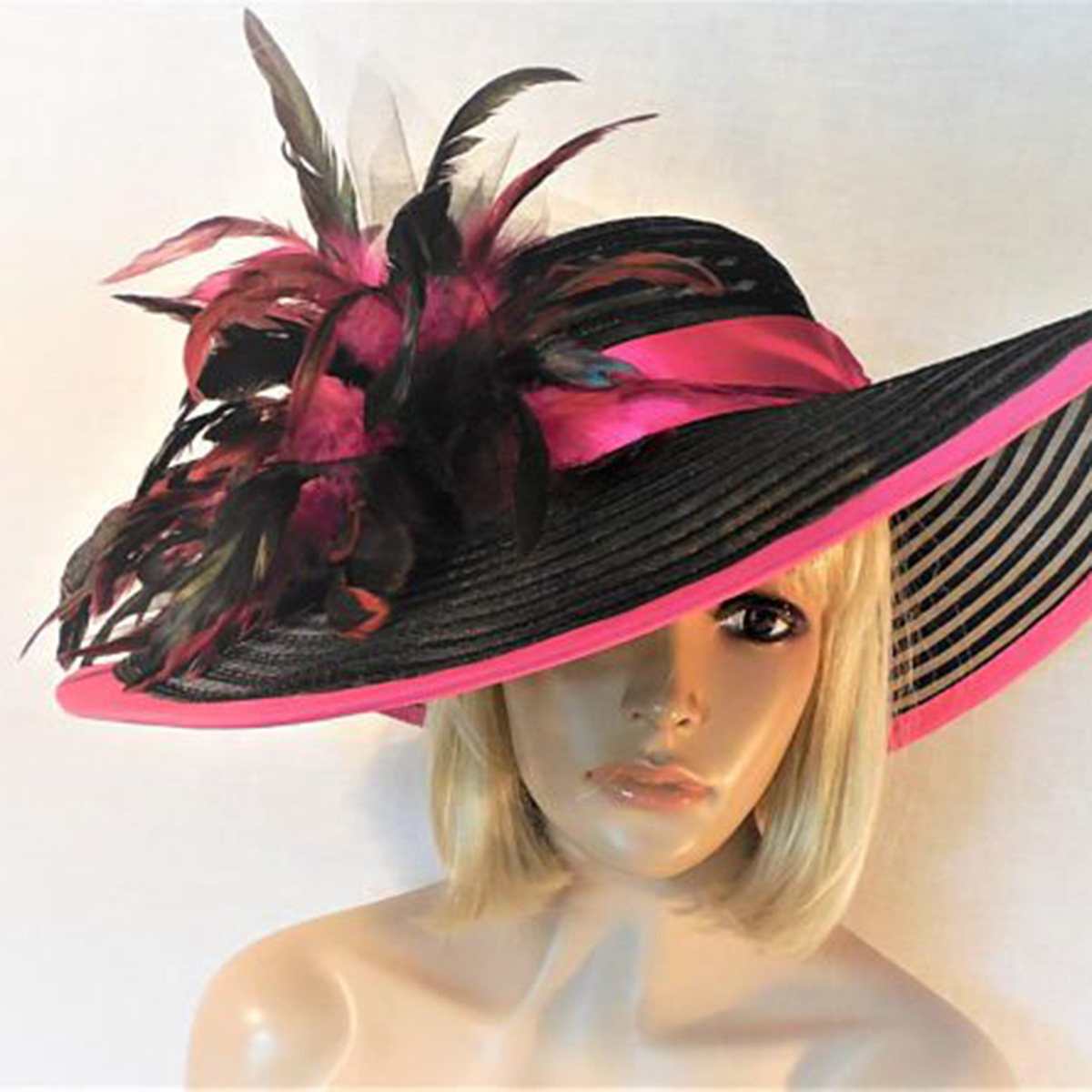 oranžový klobouk peří