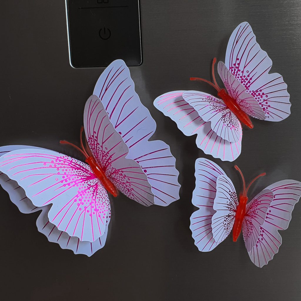 3D motýli na stěnu bílo červený s leskem