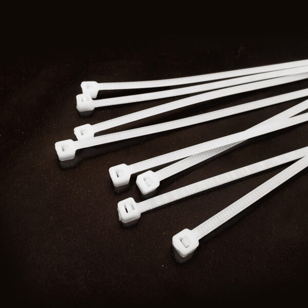 Stahovací pásky bílé