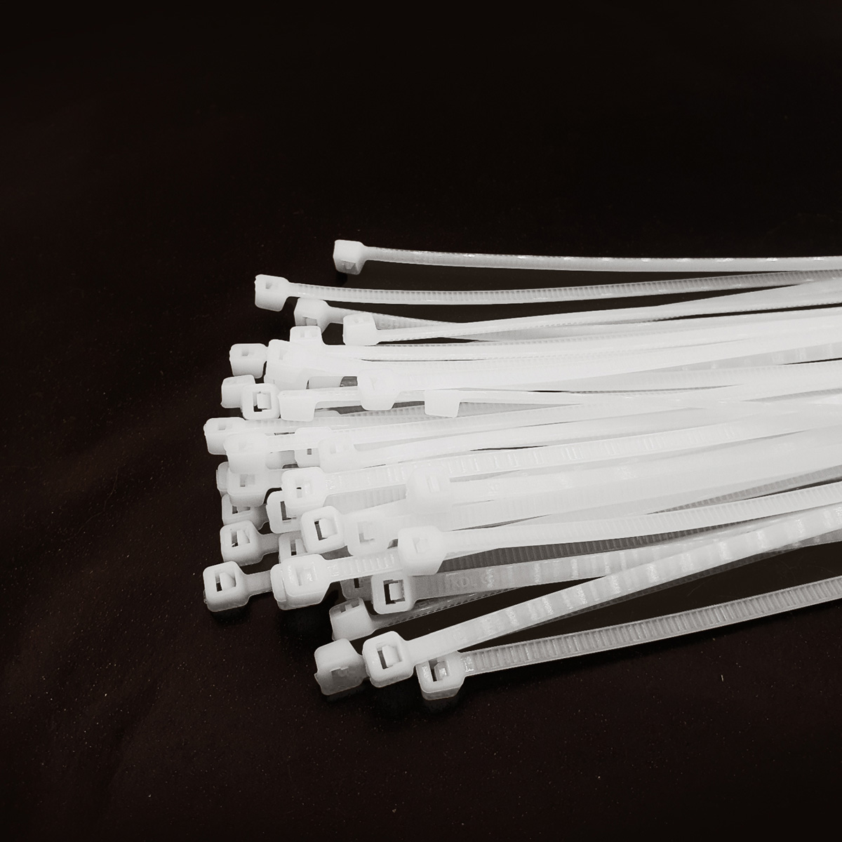 Stahovací pásky bílé